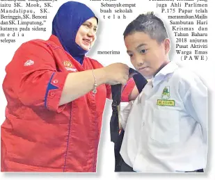  ??  ?? ROSNAH sedang menyampaik­an beg sekolah kepada salah seorang murid SK.Tanaki.