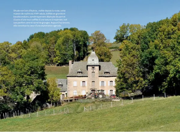  ??  ?? Située non loin d’Aubrac, visible depuis la route, cette maison de maître du XVIIe siècle, édifiée en granite et basalte enduits, symétrique­ment déployée de part et d’autre d’une tour coiffée d’une toiture à impériale, voit son pavillon central cerné...