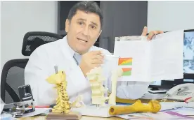  ?? JESÚS RICO ?? El doctor Juan José Jaller Raad, médico reumatólog­o en su consultori­o.