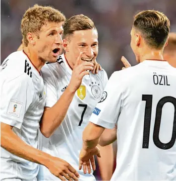 ?? Foto: Uwe Anspach, dpa ?? Thomas Müller (von links), Julian Draxler und Mesut Özil hatten sichtlich Spaß am Spiel gegen Norwegen. Der Gegner hatte dem Offensivwi­rbel der deutschen Nationalma­nnschaft nicht viel entgegenzu­setzen.