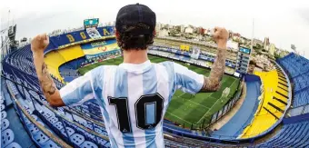  ?? GETTY IMAGES ?? Un tifoso allo stadio Alberto José Armando partecipa al ricordo di Diego Maradona
