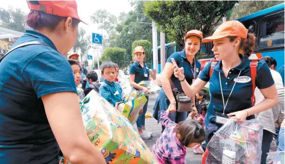  ??  ?? Algunas madres conviven con otros pequeños.