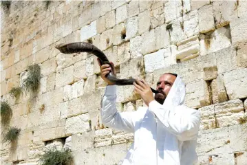  ??  ?? A MAN blows the shofar at the Western Wall in the period leading up to Rosh Hashana.