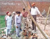  ?? HT PHOTO ?? Officials at the collapse site in Fatehgarh Sahib on Sunday.