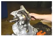  ??  ?? 2
After fitting new front and rear bearings and the drive cog for the camshaft, fit the crankshaft into the right side engine casing with lots of engine oil (the right side also refers to the right side of the vehicle).