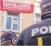  ?? FOTO: DPA ?? Polizisten bei der Räumung eines Hauses im Stuttgarte­r Westen.