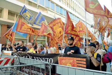  ?? (Zanfron) ?? Zona rossa I manifestan­ti con le bandiere di San Marco assiepati dietro alle transenne