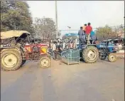  ?? MANOJ DHAKA/HT ?? (Top) Farmers blocking the Hansijind road in Hisar district on Thursday; several others were detained by the police to stop them from reaching Delhi.