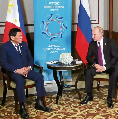  ?? —AFP ?? PARTNERS President Duterte and Russian President Vladimir Putin discuss bilateral issues on the sidelines of the Asia-Pacific Economic Cooperatio­n summit.