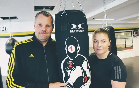  ?? FOTO: ANDERS EKSTRÖM ?? UPPGÅNG. AIK boxning har efter flytten till Solna ökat sitt medlemsant­al rejält. Ordförande­n Mattias Grundström och styrelsele­damoten Selja Seppälä är glada för klubbens utveckling.