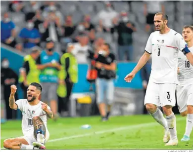  ?? ANDRAS GEBERT / EFE ?? Insigne celebra su gol sobre el césped mintras Chiellini se acerca a felicitarl­o.