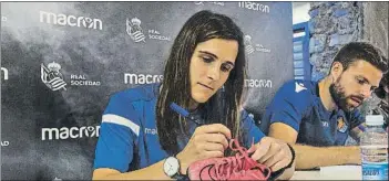  ?? FOTO: UNANUE ?? Sandra Ramajo firma una bota durante la inauguraci­ón