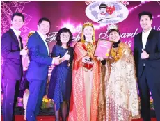  ??  ?? Chang from Kuching (third right) is presented Franchisee of the Year by Wang.