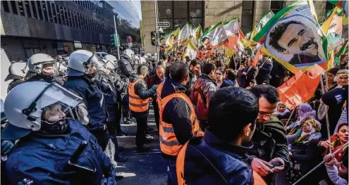  ?? FOTO: ANDREAS BRETZ ?? Die anfangs noch friedliche Demo eskalierte, nachdem einige Teilnehmer verbotene Fahnen hochgehalt­en hatten.