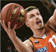  ?? Foto: Horst Hörger ?? Die Bundesliga-Basketball­er (hier der Ulmer Andreas Obst) werden ihre Saison in Form eines Quarantäne-Turniers in München zu Ende spielen.