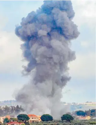  ?? // AFP ?? Columna de humo tras un ataque israelí en la frontera con el Líbano