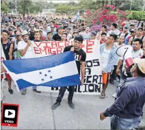  ?? HENRY ROMERO / REUTERS ?? Caravana. Migrantes hondureños muestran su bandera durante el viaje.