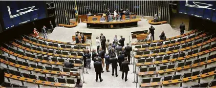  ?? Renato Costa/Folhapress ?? Plenário da Câmara dos Deputados na 1ª sessão da comissão que vai avaliar o pedido de abertura de impeachmen­t