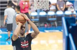  ??  ?? Houston’s new recruit Dwight Howard during team practice at the MOA Arena.