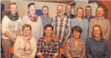  ?? FOTO: KNITTEL ?? Beim Kirchencho­r Thalheim finden Ehrungen statt (vorne von links): Toni Schmid, Anita Molitor, Claudia und Julia Glöckler; (hinten von links): Sandra Jäger, Ingrid Schmid, Hubert Wohlhüter, Gerald Molitor, Karl Manfred Schmid, Johanna Kohli, Friedbert...