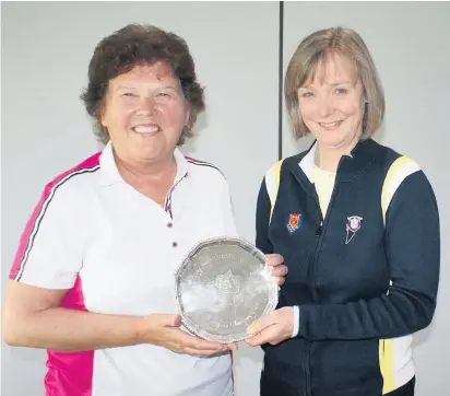  ??  ?? Kath Lees presented with the trophy by Jeanne Bell