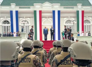  ?? CORTESÍA: PRESIDENCI­A ?? Andrés Manuel López Obrador fue recibido por el presidente salvadoreñ­o Nayib Bukele