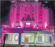  ?? HT ?? ■
Centre for Vedic Science, BHU beautified before being inaugurate­d by PM Modi. (R) Tight security ahead of PM’s visit