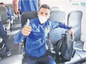  ??  ?? ► Montillo, previo al despegue del vuelo hacia Antofagast­a.