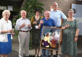  ?? HUGO GERSTMANS FOTO ?? Leo Wuyts omringd door de parochiale kerngroep die hem een toepasseli­jk geschenk bezorgde naar aanleiding van zijn priesterju­bileum.