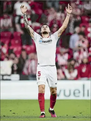  ?? FOTO: GETTY ?? El argentino Lucas Ocampos celebra su decisivo gol de penalti en el minuto 92 mirando al cielo de Bilbao