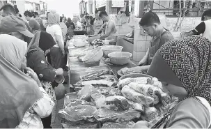  ??  ?? LAKU: Ayam dan daging segar yang dijual di Medan Niaga Satok semalam, sehari sebelum Aidilfitri yang disambut hari ini.