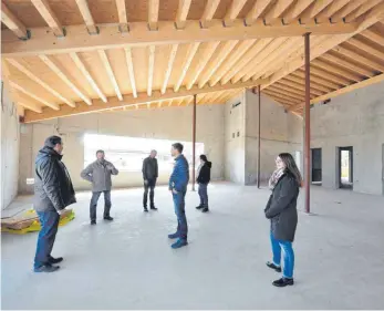  ?? FOTO: FRANZ LIESCH ?? Das künftige Mietinger Rathaus ist jetzt im Rohbau fertig. Statt eines Richtfests fand ein Rundgang mit Gemeinderä­ten statt.