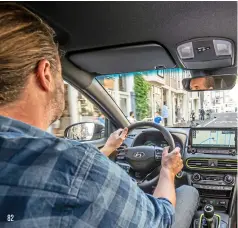  ??  ?? In de vele smalle straatjes van Amsterdam kun je grotendeel­s emissievri­j rijden dankzij de hybride aandrijfli­jn.