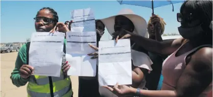  ?? Photo: Emmency Nuukala ?? Aggrieved… Angry residents produce receipts during the standoff.