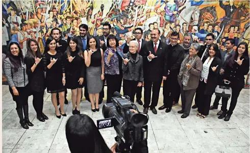  ??  ?? La ceremonia de entrega simbólica de apoyos económicos, ayer