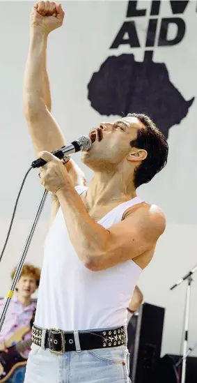  ??  ?? CloneRami Malek (37 anni) in «Bohemian Rhapsody», il film di Bryan Singer ispirato alla vita di Freddie Mercury