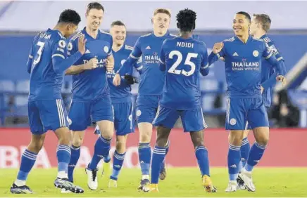  ??  ?? Los goles de Ndidi y Maddison encumbran al Leicester a lo más alto de la tabla de la Premier League, aunque aún queda mucho camino // AFP