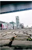  ?? FOTO: ANDREAS BRETZ ?? Blick auf die neuen Container des Stadtstran­des an der Oberkassel­er Brücke.