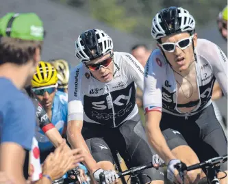  ?? AFP ?? Chris Froome (c) y Geraint Thomas (d) son los líderes del SKY, quienes mueven la competenci­a.