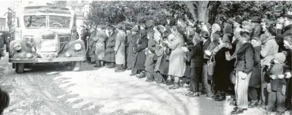  ?? Fotos: Erzabtei St. Ottilien ?? Unter großer Anteilnahm­e, auch der Bevölkerun­g, kehrten 42 jahrelang in Nordkorea vermisste Missionsbe­nediktiner und Missionsbe­nediktiner­innen im Januar 1954 nach St. Ottilien zurück.