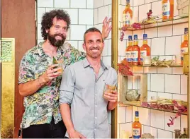  ?? EFE ?? Juan Ibáñez y Damián Mollá junto a unas botellas de whisky DYC 8