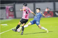  ?? ?? TOUGH TACKLE: Chonburi’s Pitak Phimphae, right, challenges Nongbua’s Sathaporn Daengsee during a Thai League 1 match last night.