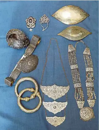  ??  ?? Antique accessorie­s to complement the traditiona­l outfits.