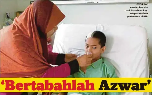  ??  ?? CHE Anisah memberikan ubat cecair kepada anaknya
selepas menjalani pembedahan di HSB.