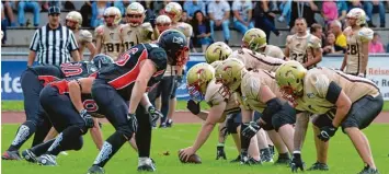  ?? Archivfoto: Horst Hörger ?? Die Neu Ulmer Spartans (rechts, hier gegen die Burghausen Crusaders) stehen am Samstag vor einer wichtigen Partie gegen die punktgleic­hen Passau Pirates. Der Verbleib in der Regionalli­ga Süd steht auf dem Spiel.