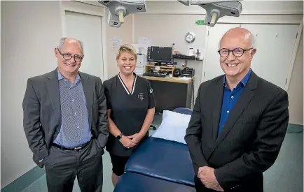  ?? GRANT MATTHEW/STUFF ?? Plastic surgeon Martin Rees, right, is retiring from his part time surgical practice in New Plymouth and lookalike colleague Tristan de Chalain, left, will take over the role with nurse Vicky Hughes.