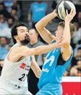  ?? FOTO: EFE ?? Sergio Llull, presionand­o a Hakanson. El base pudo reaparecer después de su baja