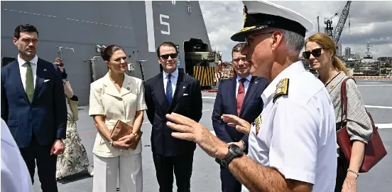  ?? ?? Kronprinse­ssan Victoria och prins Daniel besöker flottbasen HMAS Kuttabul i Sydney. Till vänster utrikeshan­delsminist­er Johan Forssell (M).
BILD: JONAS EKSTRÖMER