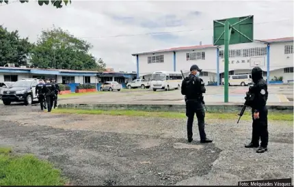  ?? Foto: Melquiades Vásquez ?? Unidades policiales custodiand­o la sede del Ifarhu en Santiago.