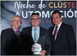  ??  ?? Antonio Cobo, presidente de Opel España y ANFAC, muestra su premio flanqueado por el primer presidente del CAAR y actual vicepresid­ente Juan Manuel Blanchard (izquierda) y del presieente del clúster aragonés, Benito Tesier.